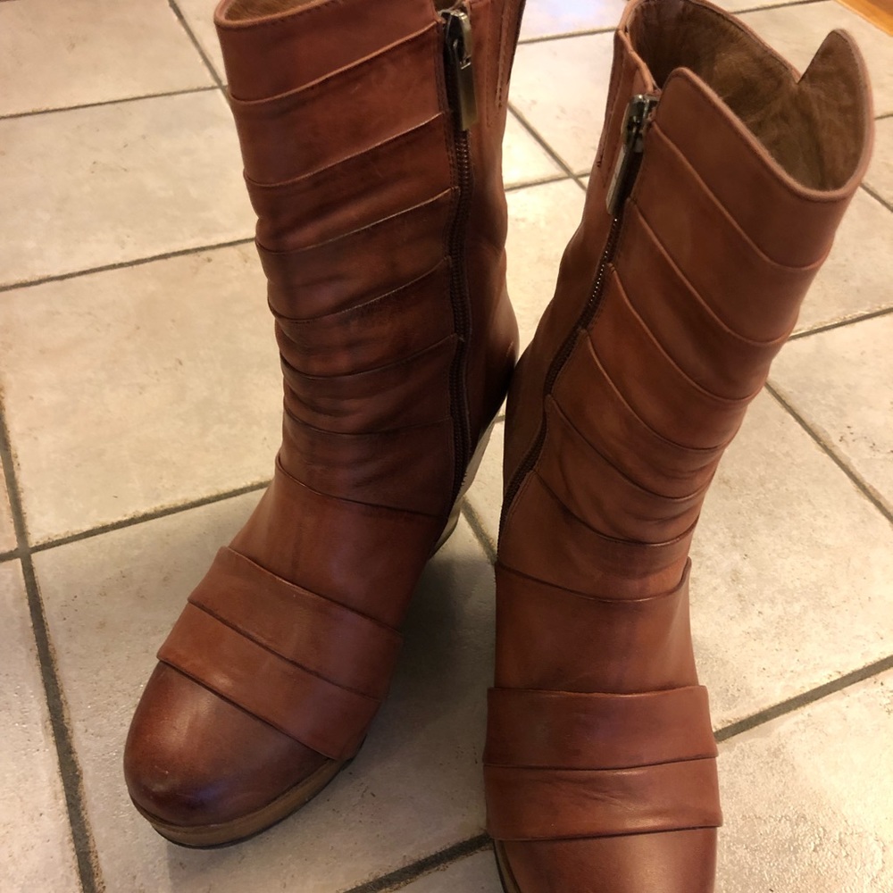 Antelope warm brown platform boots